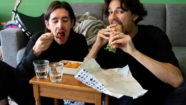 Ro haalt af | Paddestoelensandwich en wijn als studielunch